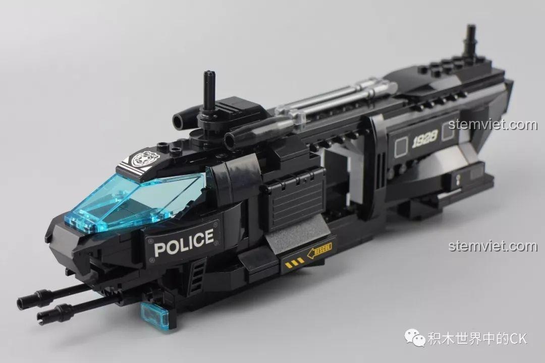 Mặt sau của 3 minifigures Qman 1928, cho thấy các chi tiết in sắc nét.