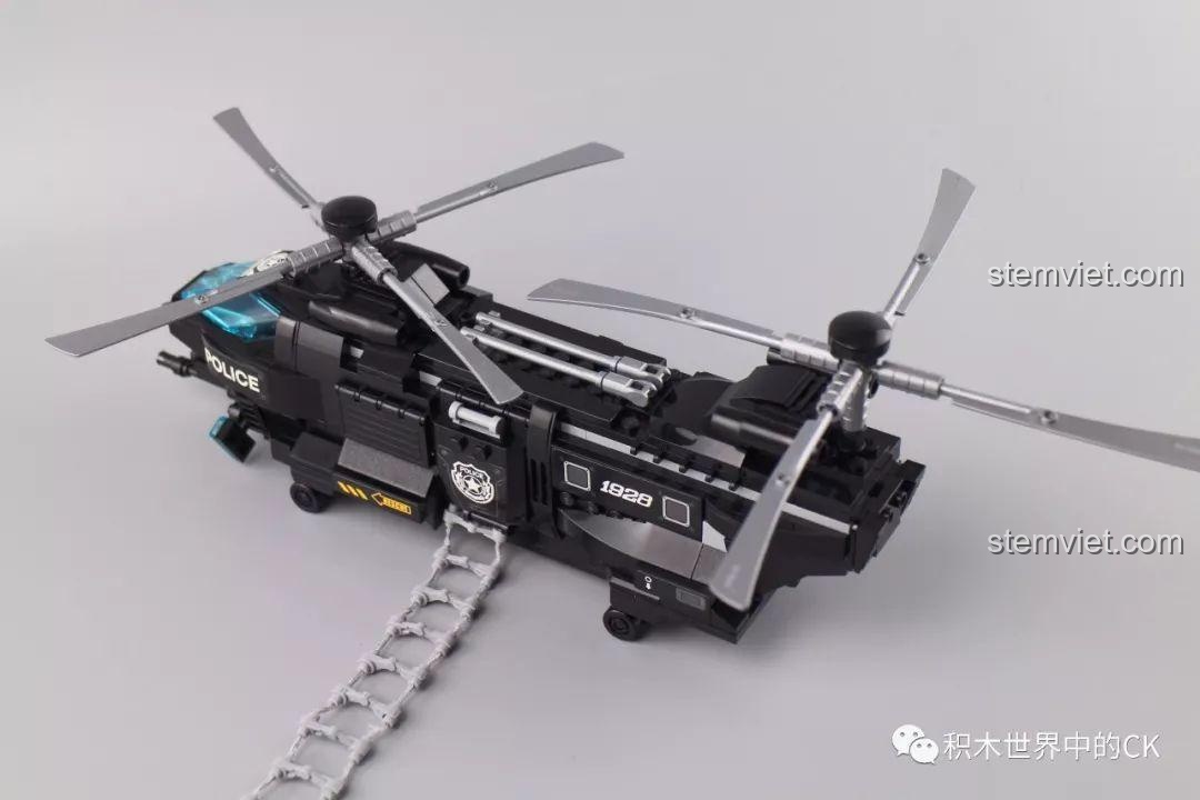 Chi tiết phần đuôi của trực thăng Qman 1928 với số hiệu và các khe thông gió.