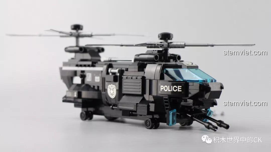 Góc nhìn từ trên cao, chéo về phía sau của trực thăng Qman 1928.