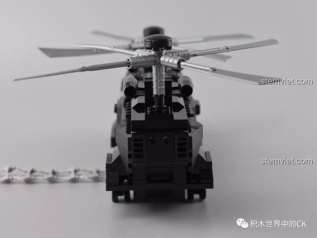 Góc nhìn chéo từ phía sau của trực thăng Qman 1928, nổi bật với hai cụm cánh quạt lớn.