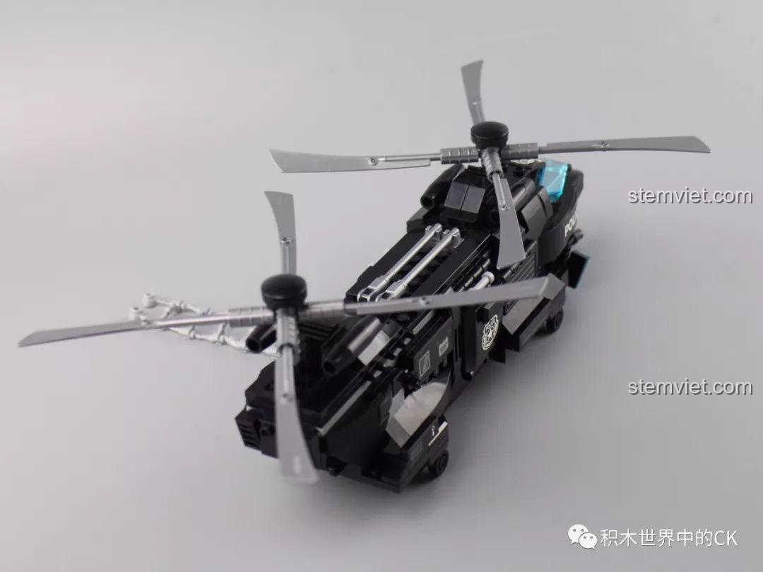 Mặt sau của trực thăng Qman 1928 với thiết kế đuôi máy bay chi tiết.