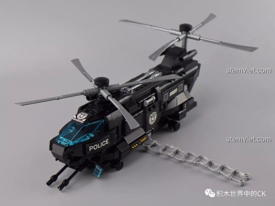 Két sắt trong bộ Qman 1928 có thể mở ra, bên trong có các tờ tiền đồ chơi.