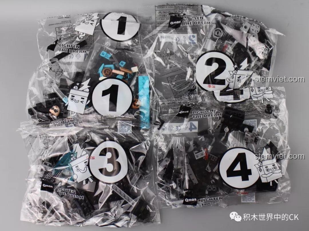 Quảng cáo các bộ đồ chơi khác cùng dòng Cảnh sát Battle Force của Qman ở mặt sau sách hướng dẫn.