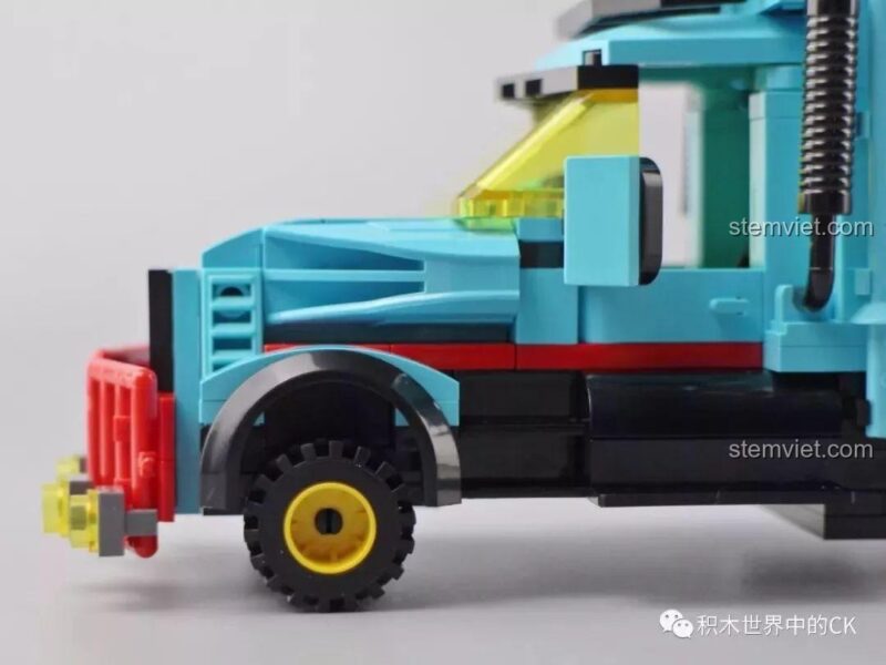 Xe tải vận chuyển với cabin có thể mở nóc để đặt minifigure vào trong.