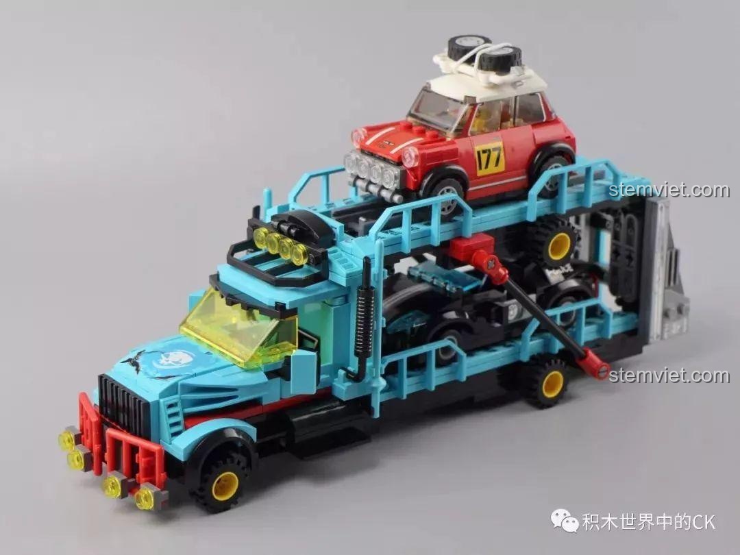 Xe tải QMAN 1929 đang vận chuyển siêu xe cảnh sát ở tầng dưới và một chiếc Mini Cooper ở tầng trên.