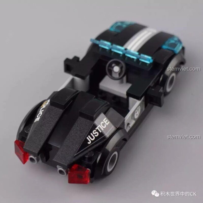 Góc nhìn bên hông của siêu xe cảnh sát, có dán decal chữ POLICE.