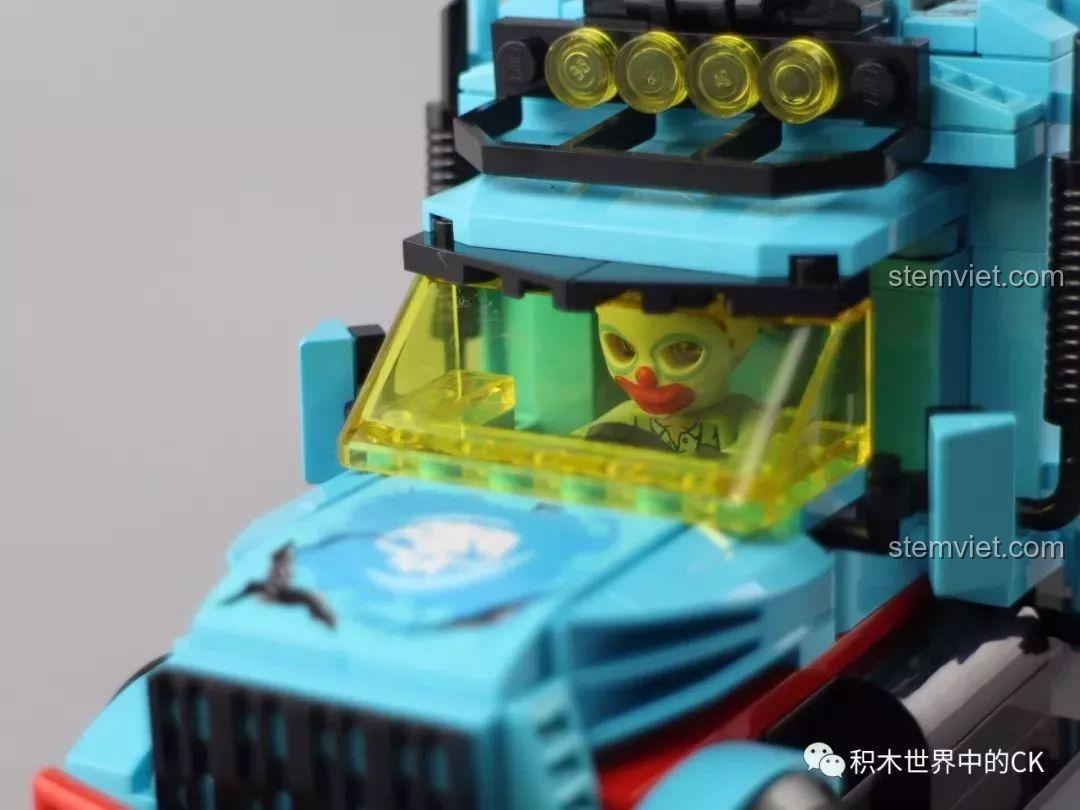 Minifigure tội phạm đang ngồi trong buồng lái của xe tải QMAN 1929, sẵn sàng cho cuộc tẩu thoát.