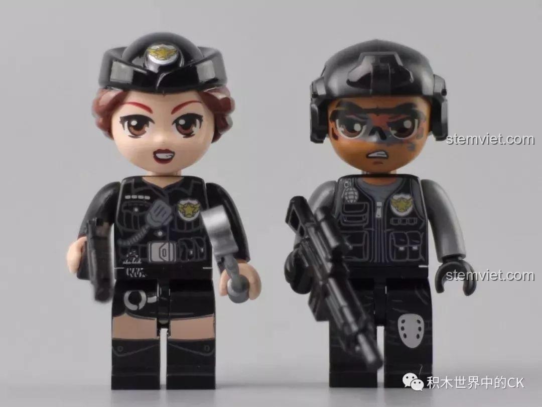 Cận cảnh hai minifigures cảnh sát Ella và Kevin trong bộ QMAN 1929 với biểu cảm và trang bị chi tiết.