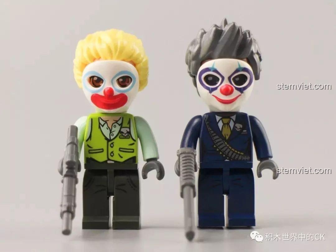 Cận cảnh hai minifigures tội phạm Burton và Eric trong bộ QMAN 1929 với mặt nạ hề và vũ khí.