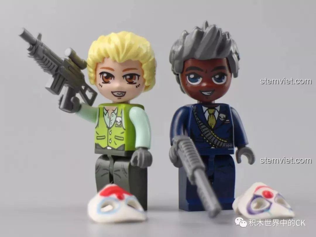 Hai minifigures tội phạm QMAN 1929 khi tháo mặt nạ, để lộ khuôn mặt thật bên trong.