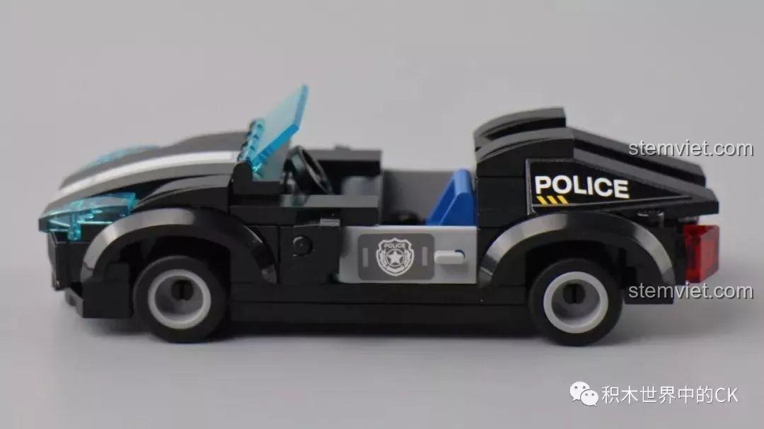 Góc nhìn từ bên hông của siêu xe cảnh sát QMAN 1929, thấy rõ decal 'POLICE' và nội thất bên trong.