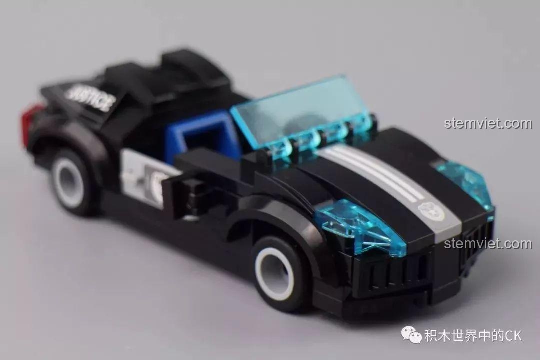 Toàn cảnh siêu xe cảnh sát QMAN 1929 từ góc chéo, khoe trọn vẻ đẹp thiết kế thể thao và mạnh mẽ.