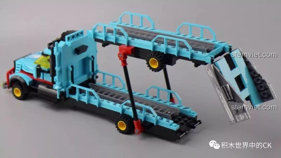 Xe tải QMAN 1929 đang trong quá trình hạ sàn xe tầng trên xuống, thể hiện tính năng độc đáo của bộ lắp ráp.