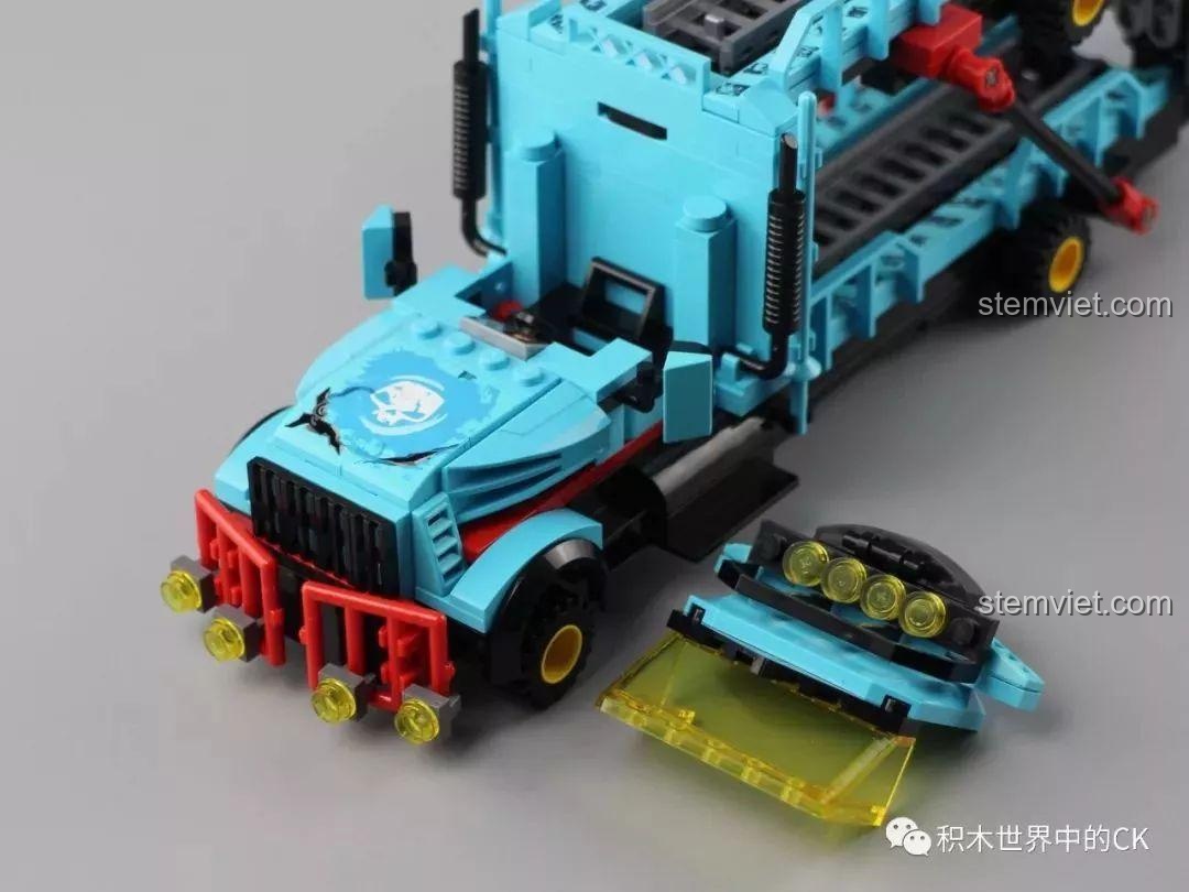 Tính năng tháo rời nóc cabin của xe tải QMAN 1929 để có thể tương tác với không gian bên trong.