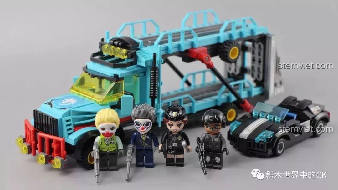 Toàn bộ sản phẩm hoàn thiện của bộ QMAN 1929, bao gồm xe tải, siêu xe và 4 minifigures.