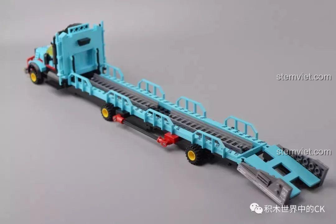 Xe tải QMAN 1929 khi đã hạ hoàn toàn sàn xe, biến thành một chiếc xe vận chuyển siêu dài.