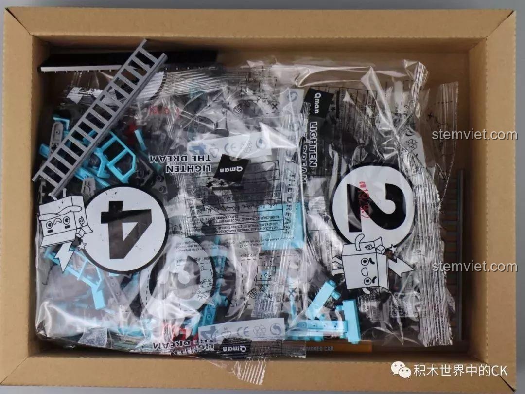 Bên trong hộp bộ lắp ráp QMAN 1929 Xe Tải Chở Của Kẻ Xấu, các túi mảnh ghép được sắp xếp gọn gàng.