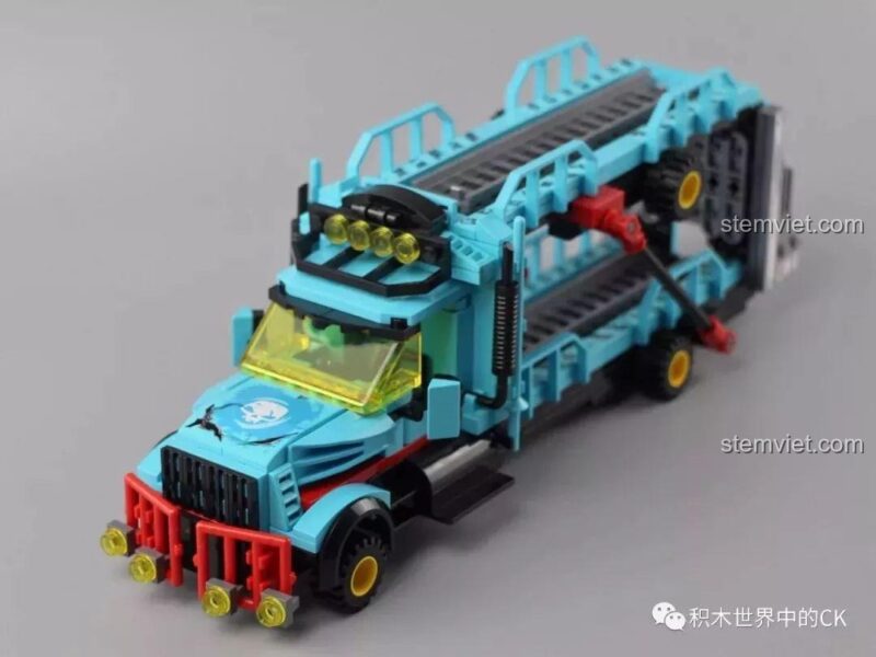 Phần đuôi xe cảnh sát với decal chữ JUSTICE, thể hiện công lý.