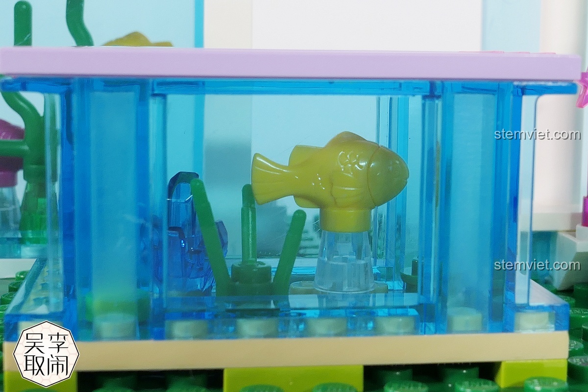 Bể cá hình chữ nhật với chú cá vàng trong bộ đồ chơi QMAN 2012.