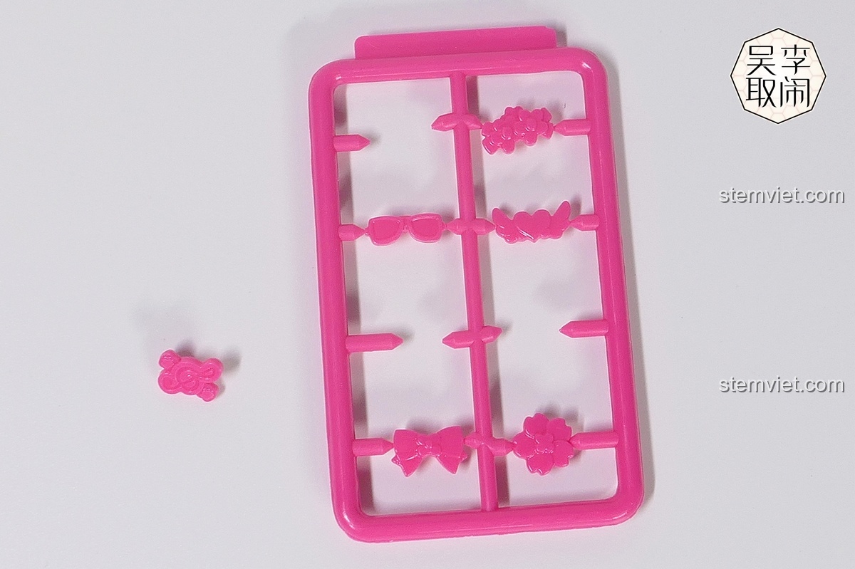 Cận cảnh chi tiết trang trí và tượng cá heo hồng của bộ đồ chơi QMAN 2012.