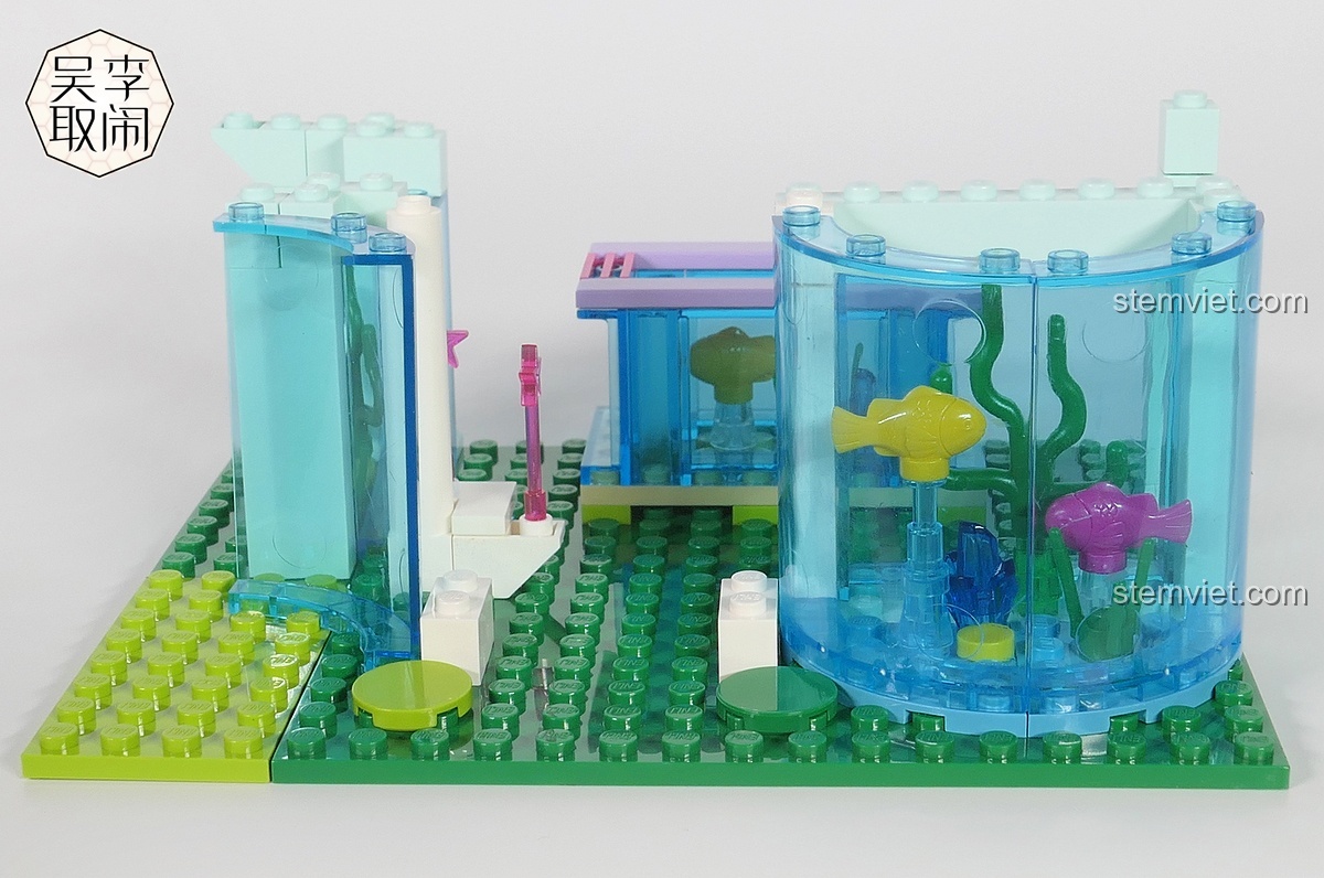 Chi tiết các bể cá đầy màu sắc trong bộ lắp ghép Thủy cung Cá Voi Xanh.