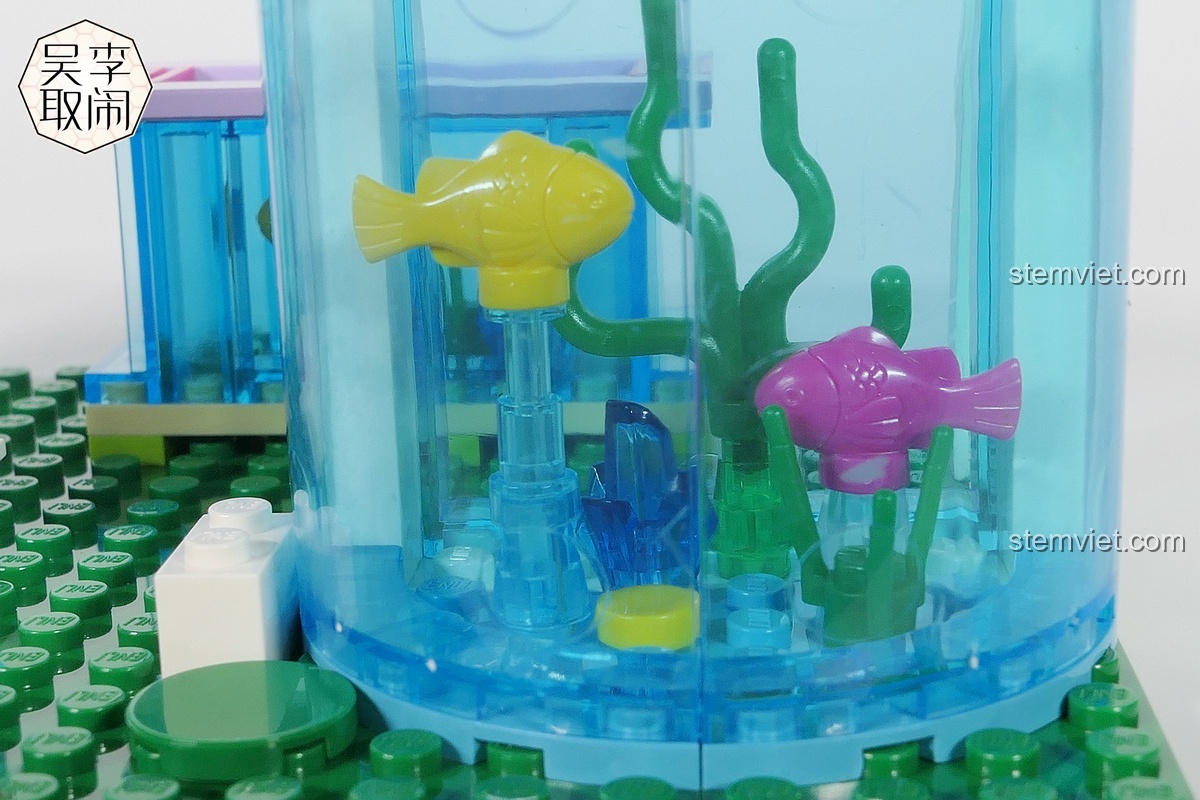 Hai chú cá vàng và hồng trong bể kính của bộ xếp hình 2012.