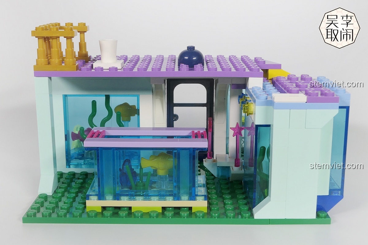 Bộ đồ chơi QMAN 2012 Thủy cung Cá Voi Xanh cùng 2 nhân vật và chú chó nhỏ.