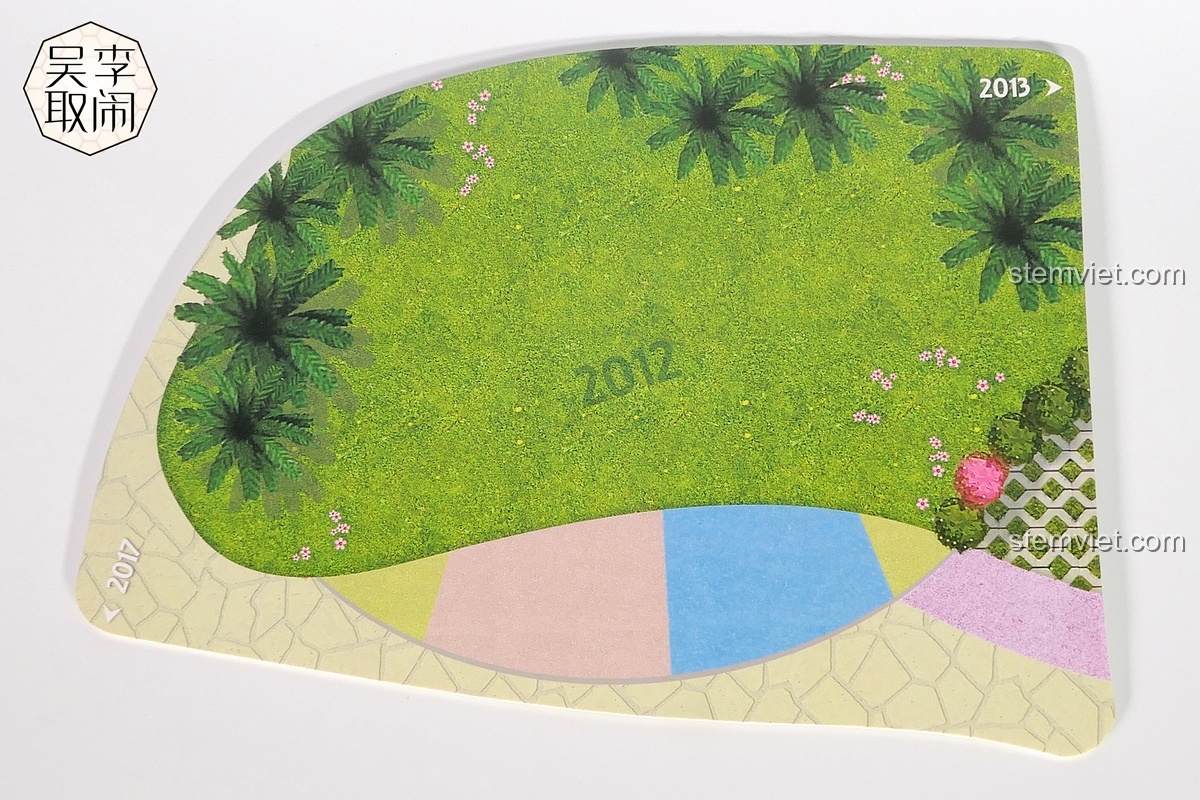 Tấm đế nền đi kèm bộ đồ chơi QMAN 2012, giúp tạo nên một phần của sa bàn thị trấn.