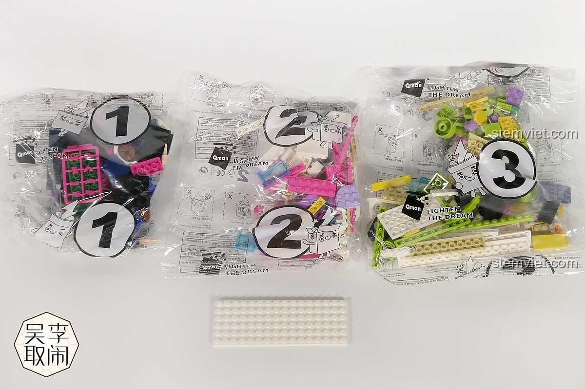 Các túi chi tiết của bộ lắp ghép Cửa hàng pizza di động QMAN 2013 được đánh số từ 1 đến 3 cùng một tấm nền.