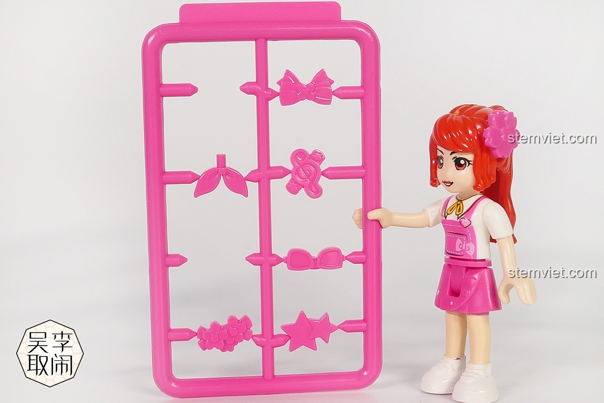 Minifigure bạn gái và một vỉ phụ kiện tóc đi kèm trong bộ lắp ghép Cửa hàng pizza di động cho bé gái 6 tuổi.