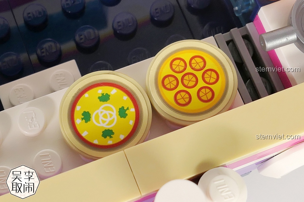 Cận cảnh các chi tiết bánh pizza được in sắc nét bên trong xe tải của bộ đồ chơi mô hình Xe Tải Pizza Vui Vẻ Cherry.