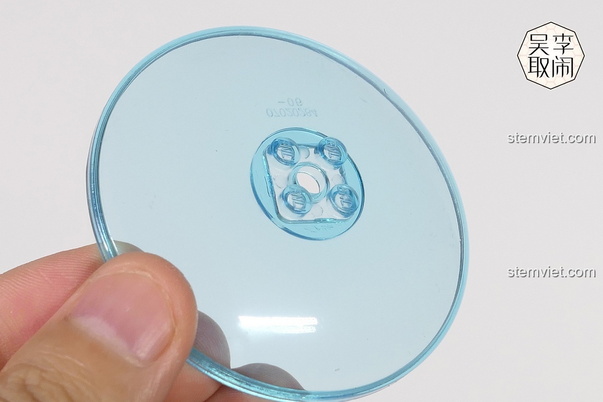 Chi tiết nhựa trong suốt màu xanh của bộ lắp ráp Xe bán pizza lưu động, thể hiện chất lượng vật liệu của QMAN.