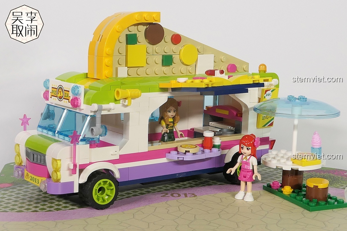 Một góc nhìn khác của bộ lắp ráp Xe bán pizza lưu động cho trẻ 6+ hoàn chỉnh, sẵn sàng cho những giờ chơi sáng tạo.