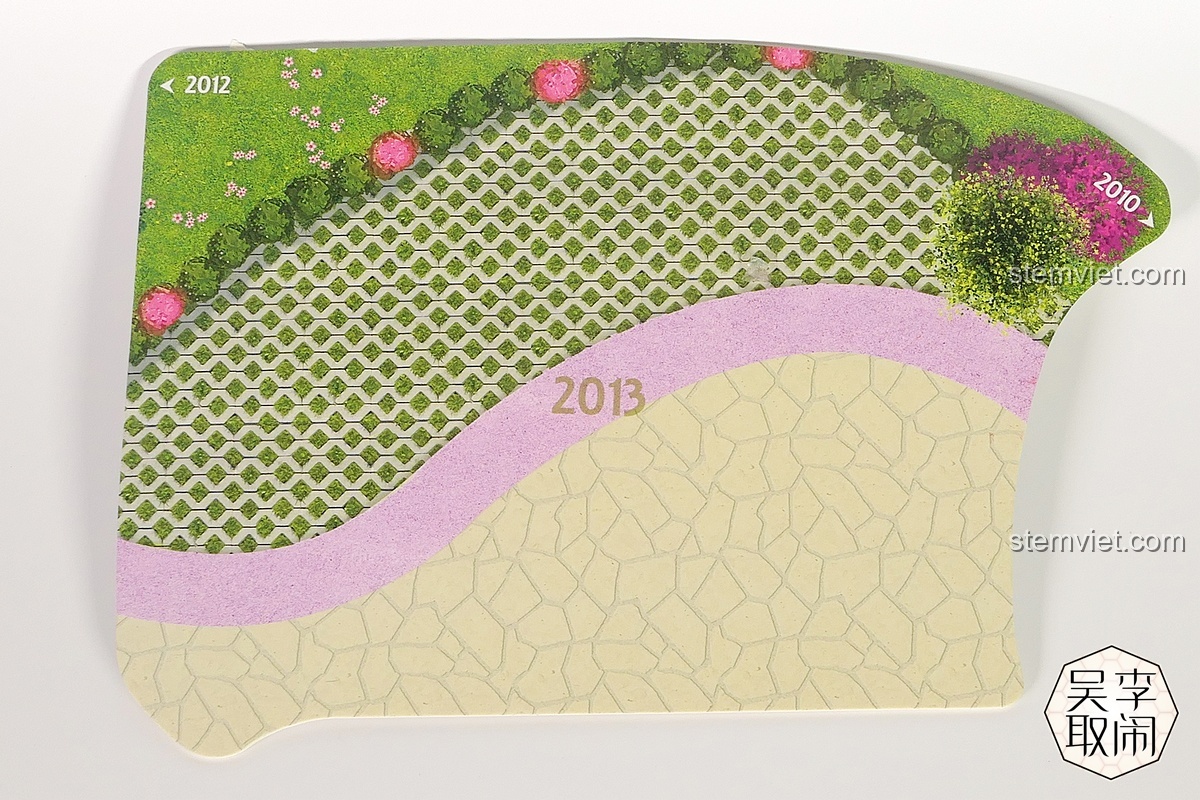 Tấm nền PVC đi kèm bộ đồ chơi Xe tải bán ăn vặt 2013, mô phỏng một góc công viên với cỏ và lối đi bằng đá.