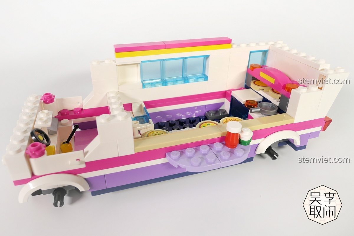 Quá trình lắp ráp Xe Tải Pizza Vui Vẻ Cherry, phần thân xe và nội thất đang dần hoàn thiện với nhiều chi tiết nhỏ.