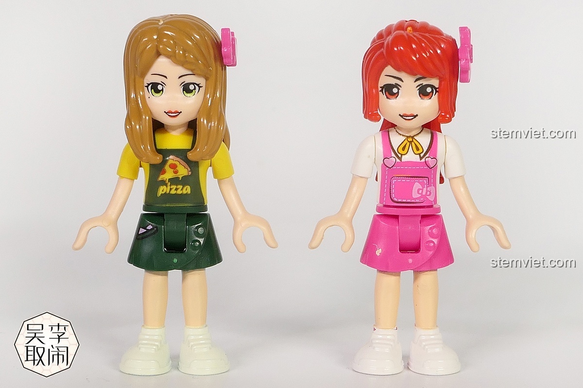 Hai minifigure của bộ QMAN 2013: cô bán pizza với áo vàng và bạn gái khách hàng với yếm hồng, thiết kế đáng yêu.