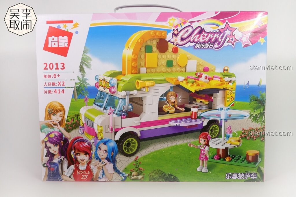 Hộp đồ chơi lắp ráp Xe Tải Pizza Vui Vẻ QMAN 2013 Cherry với hình ảnh xe pizza màu sắc và hai nhân vật minifigure xinh xắn.