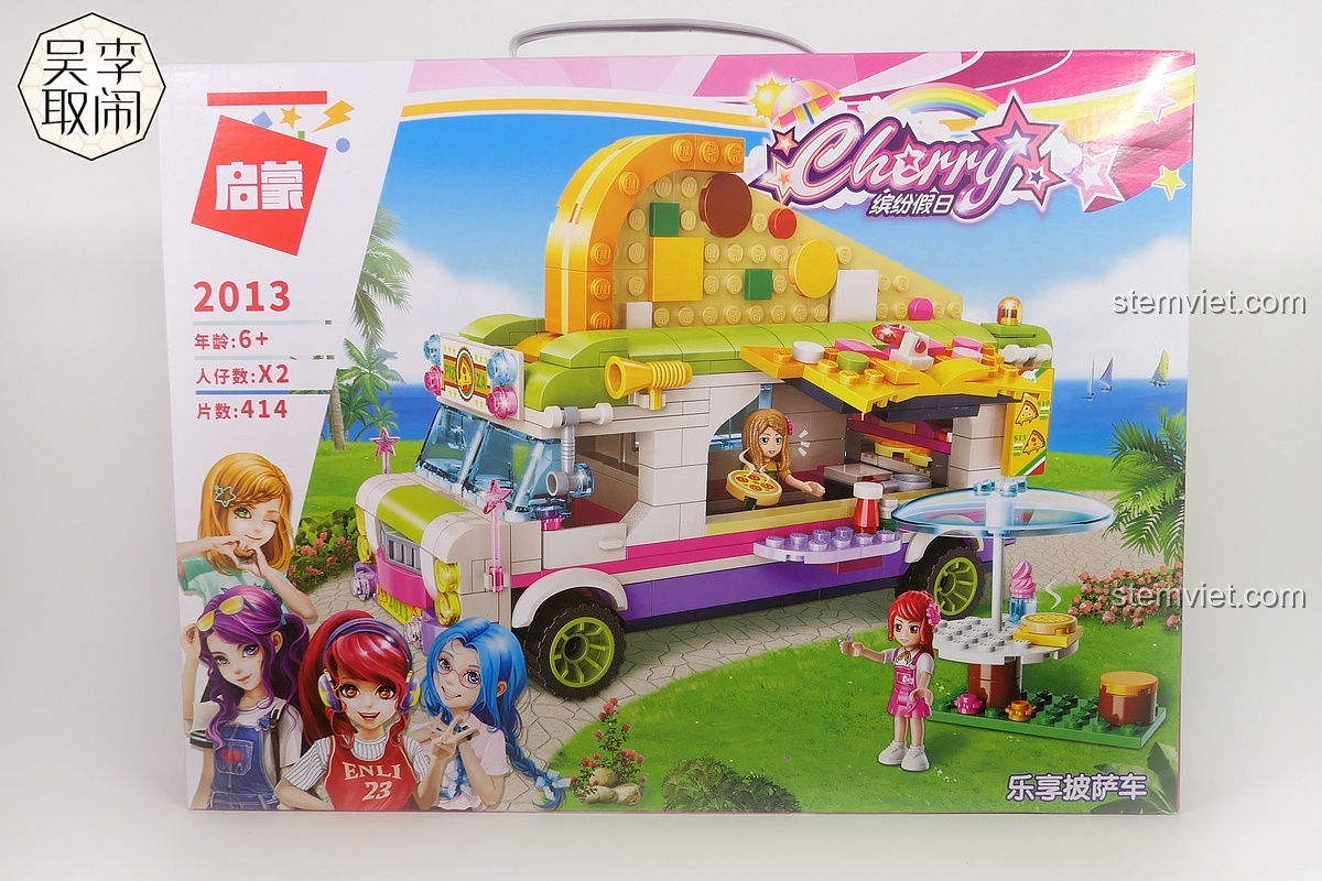 Hộp đồ chơi lắp ráp Xe Tải Pizza Vui Vẻ QMAN 2013 Cherry với hình ảnh xe pizza màu sắc và hai nhân vật minifigure xinh xắn.
