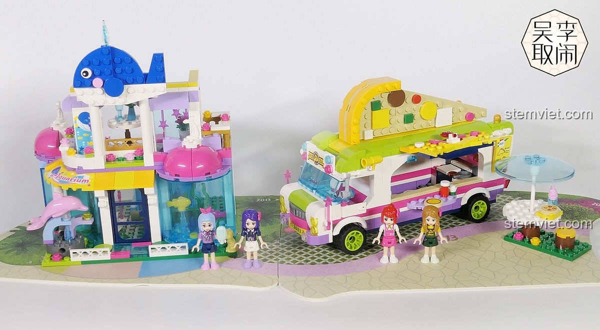 Bộ Xe Tải Pizza Vui Vẻ QMAN 2013 được đặt cạnh một bộ lắp ráp thủy cung, tạo thành một khu phố nhỏ sinh động.