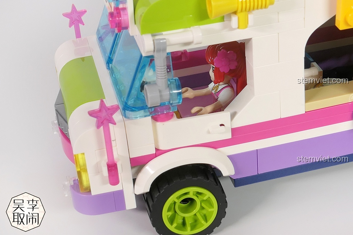 Minifigure được đặt vào khoang lái của xe tải pizza, cho thấy không gian bên trong đủ rộng rãi để chơi đùa.