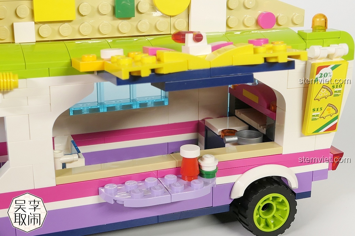 Cận cảnh quầy bán hàng của Xe Tải Pizza Vui Vẻ với lò nướng, chai tương và các chi tiết trang trí dễ thương.