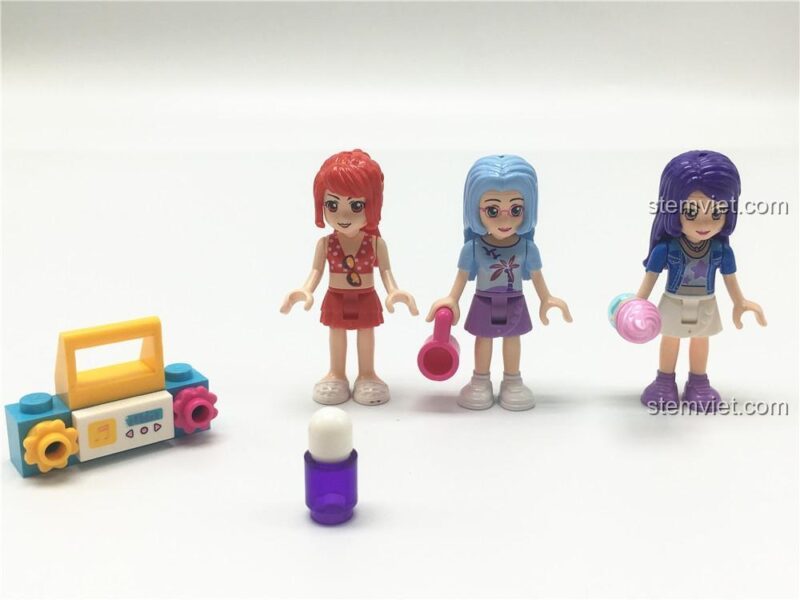 Ba minifigures (búp bê mini) đi kèm bộ QMAN 2020 cùng các phụ kiện như kem, radio. Món đồ chơi giá rẻ nhưng đầy đủ.