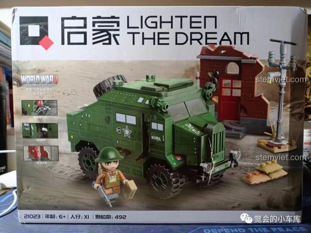 Mặt sau hộp bộ lắp ráp QMAN 21023 Xe Kéo Pháo Morris C8 và Cảnh Trú Ẩn Bãi Biển Dunkirk, hiển thị các chi tiết và minifigure.