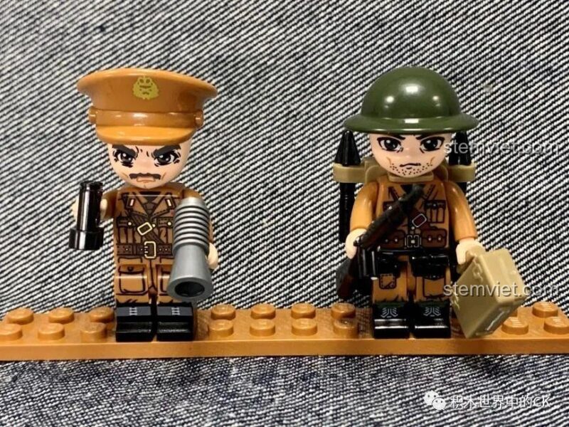 Hai minifigures sĩ quan và binh lính Anh trong bộ QMAN 21025, với chi tiết in sắc nét ở mặt trước và sau.