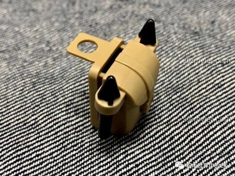 Cận cảnh hai nhân vật minifigure của bộ Tàu di tản Dunkirk 21025 với đầy đủ phụ kiện vũ khí và trang bị.
