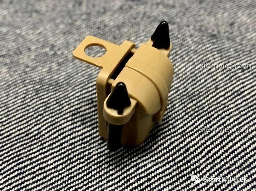 Cận cảnh hai nhân vật minifigure của bộ Tàu di tản Dunkirk 21025 với đầy đủ phụ kiện vũ khí và trang bị.