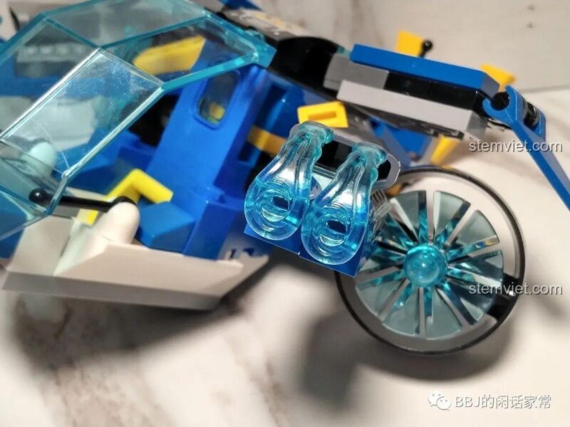 Buồng lái có thể mở ra để đặt minifigure vào trong bộ Máy bay phản lực viễn tưởng 2701.