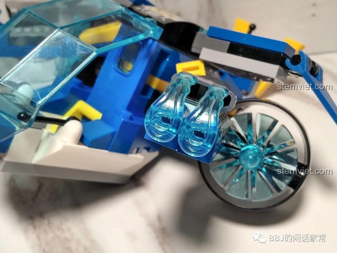 Buồng lái có thể mở ra để đặt minifigure vào trong bộ Máy bay phản lực viễn tưởng 2701.