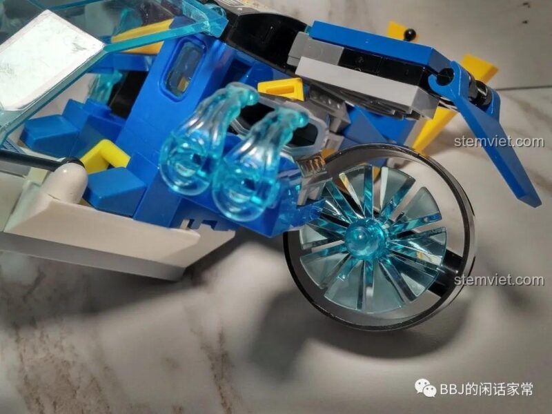 Độ trong suốt tốt của kính buồng lái trên mô hình Tàu bay chiến đấu công nghệ cao QMAN.