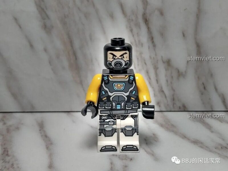 Minifigure anh hùng Daniel trong bộ đồ chơi lắp ghép Tàu bay chiến đấu công nghệ cao.